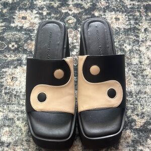 Princess Polly Black and Cream Platform Slides